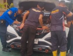 Ruang Mesin Toyota Rush di Parkiran Situbondo Hebohkan Kota, Damkar Kehilangan Akal Ruang Mesin Toyota Rush di Parkiran Situbondo Hebohkan Kota, Damkar Kehilangan Akal