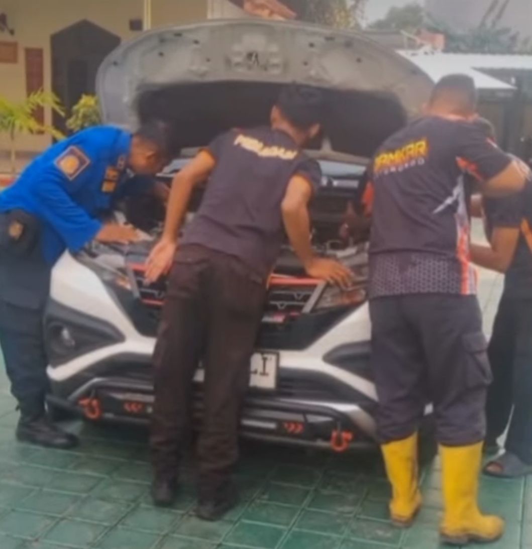 Ruang Mesin Toyota Rush di Parkiran Situbondo Hebohkan Kota, Damkar Kehilangan Akal