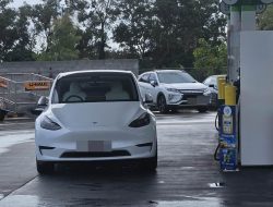 Tesla Driver Slammed for Selfish KFC Move: Critics Call It ‘Lacking Consideration’