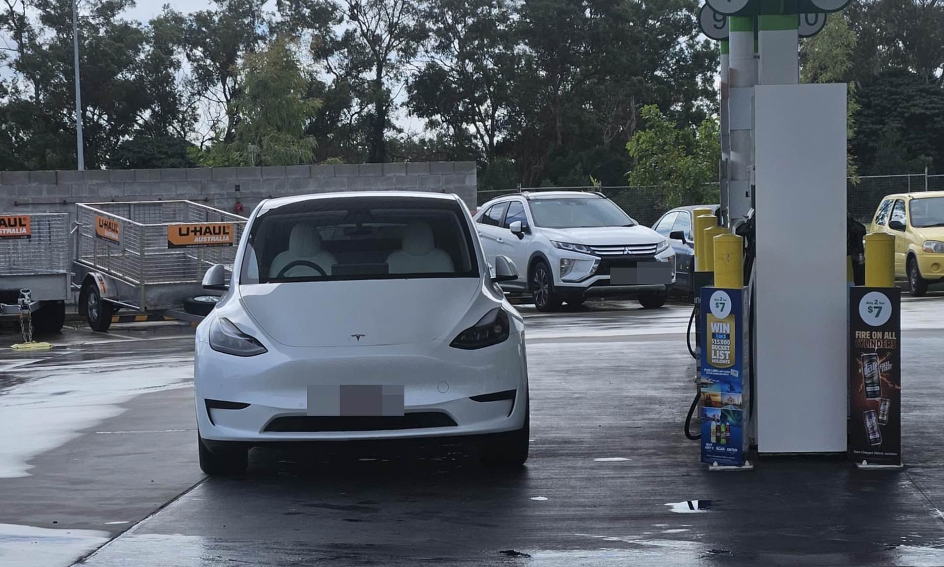 Tesla Driver Slammed for Selfish KFC Move: Critics Call It ‘Lacking Consideration’