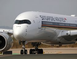 Singapore Airlines CEO’s Pay Drops to .5M Amid Profit Growth