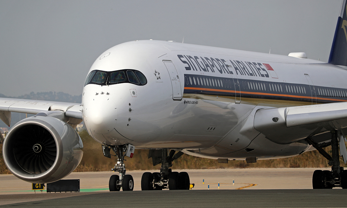 Singapore Airlines CEO’s Pay Drops to .5M Amid Profit Growth