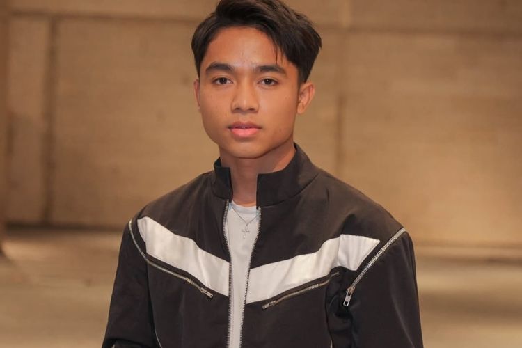 Bertrand Peto Kesepian dan Bertanya pada Tuhan, Orang Tua Kandung Berselisih, Orang Tua Angkat Juga Bercerai
