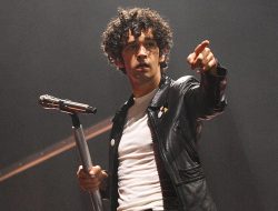 Matty Healy: 1975 Seeks More Love and Friendship, Shuns Political Legacy at Glastonbury Headline Show
