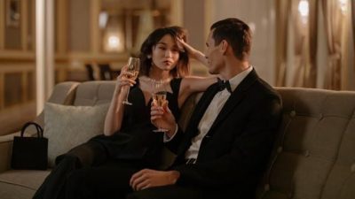 5 Kemeja Ideal untuk Dipadukan dengan Jas Hitam, Tampil Sangat Elegan!