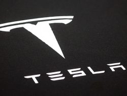 Tesla Shakes Up Leadership: Denies Hiring GM’s ‘Head of Autonomy’ After High-Level Exit