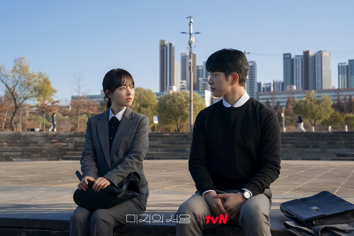 7 Kesamaan Cerita Cinta Pasangan dalam Drakor Our Unwritten Seoul