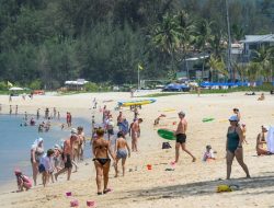 **Thailand Detains Two in Phuket Bombing Probe at Tourist Sites** **Thailand Detains Two in Phuket Bombing Probe at Tourist Sites**