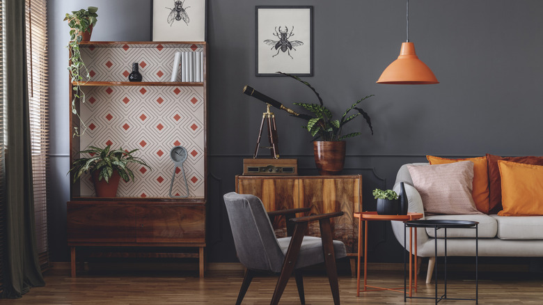 How to Blend Orange-Toned Wood Furniture with Gray Walls for a Stunning Look