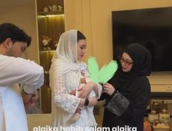 Gambaran Keluarga Bahagia pada Acara Akikah Baby Arash, Anak Thariq dan Aaliyah Massaid Gambaran Keluarga Bahagia pada Acara Akikah Baby Arash, Anak Thariq dan Aaliyah Massaid