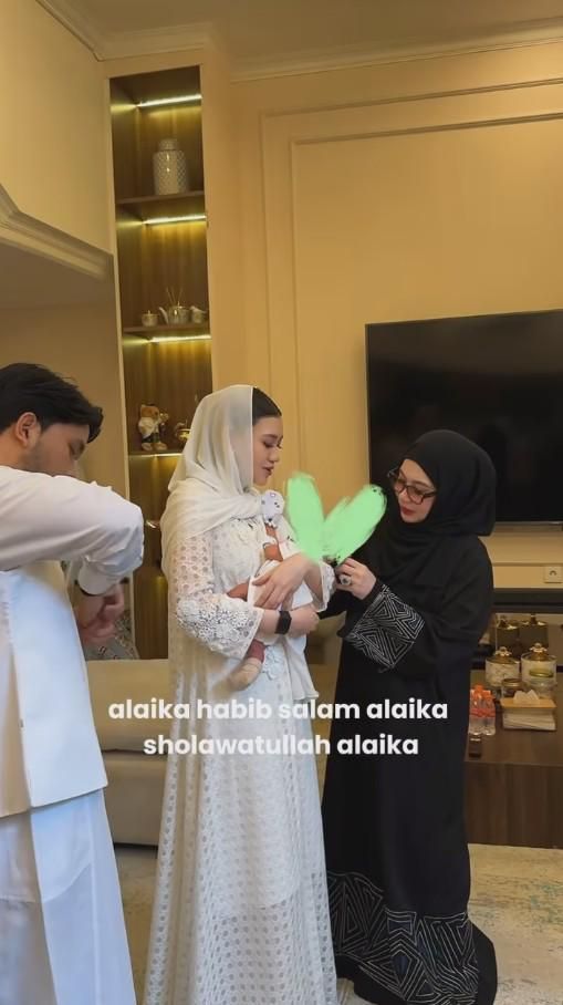 Gambaran Keluarga Bahagia pada Acara Akikah Baby Arash, Anak Thariq dan Aaliyah Massaid