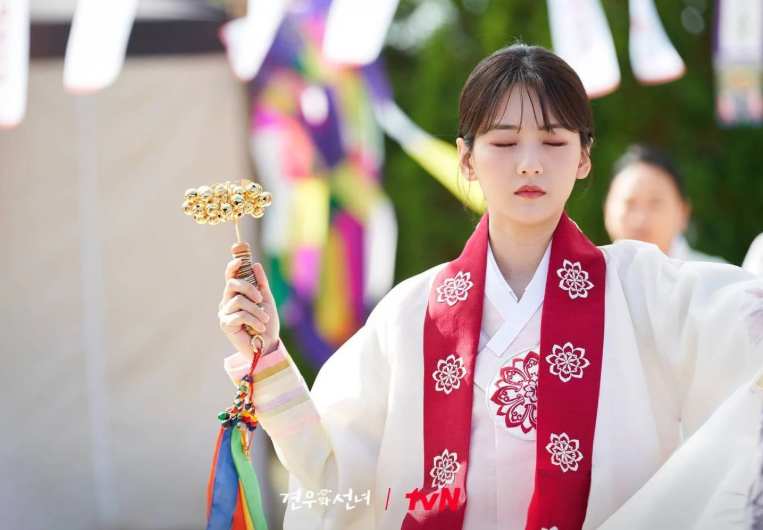 7 Kekuatan Shaman Park Seong A di Head Over Heels: Dukun SMA yang Mengguncang Dunia