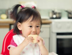 7 Pilihan Rice Crackers Terbaik dan Selamat untuk Bayi Anda