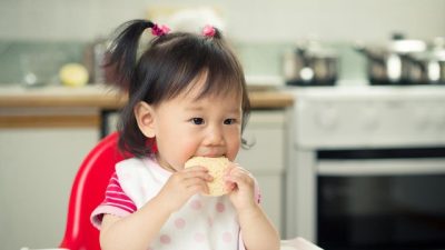 7 Pilihan Rice Crackers Terbaik dan Selamat untuk Bayi Anda