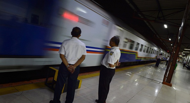 3 Kereta Api Lokal Paling Ramai di Indonesia