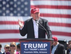 Trump Naikkan Pajak Baja-Aluminium Impor Hingga 50 Persen