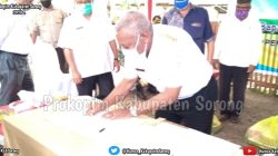 Pemkab Maybrat Bagikan 100 Paket Sembako ke Personel TNI