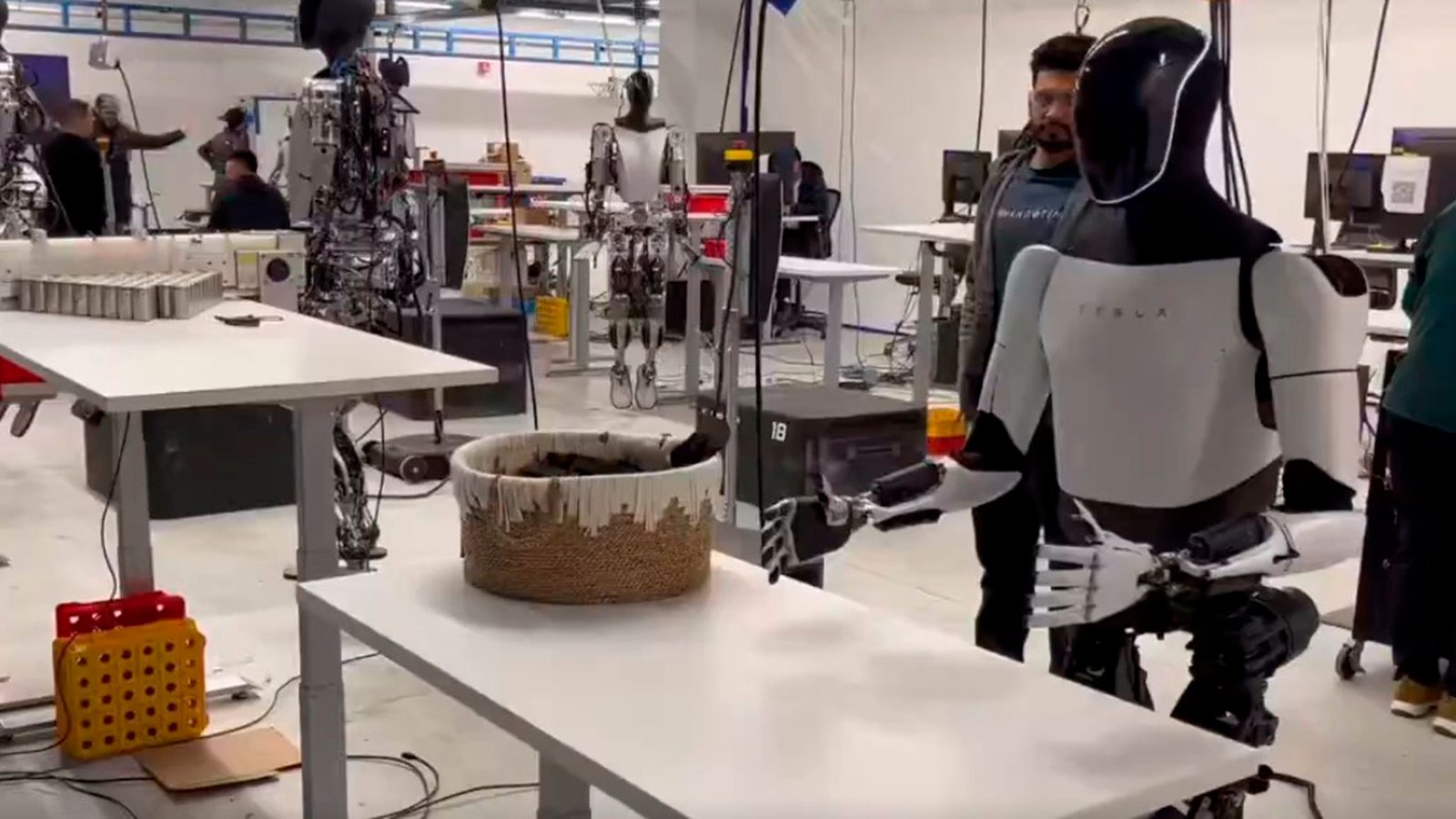 Tesla’s Game-Changing Robots: Shaping the Future of Smart Tech