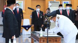Bupati dan Wabup Mimika Terima Pin Alumni Kehormatan dari IPDN Jatinangor saat Menghadiri Retret di Sana