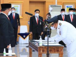 Bupati dan Wabup Mimika Terima Pin Alumni Kehormatan dari IPDN Jatinangor saat Menghadiri Retret di Sana