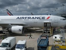 Second Day of Air Travel Chaos as French Controllers Strike Second Day of Air Travel Chaos as French Controllers Strike