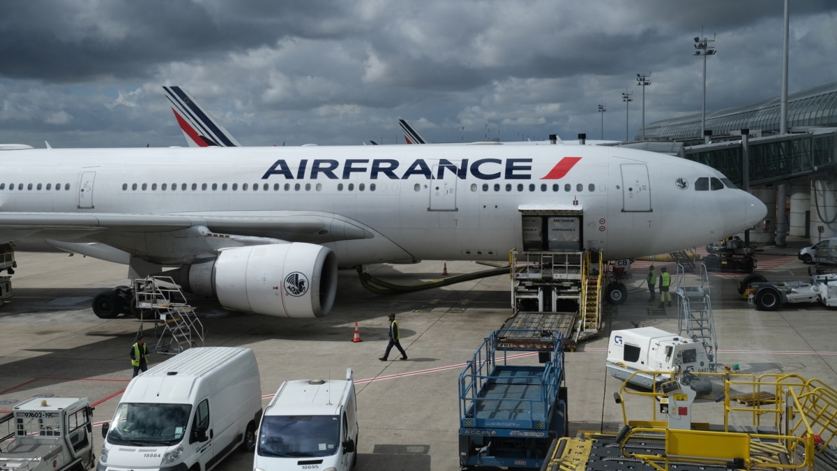 Second Day of Air Travel Chaos as French Controllers Strike
