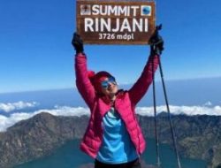 Penyanyi Senior Berhasil Mendaki Rinjani di Usia 62 Tahun