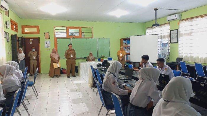 Kadisdikbud Maluku Utara Sambut Siswa Baru di Hari Pertama Sekolah