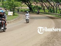 Jalan Aimas-Sorong Licin Akibat Tumpahan Material Proyek Kantor Gubernur, Pengendara Was-was Jalan Aimas-Sorong Licin Akibat Tumpahan Material Proyek Kantor Gubernur, Pengendara Was-was