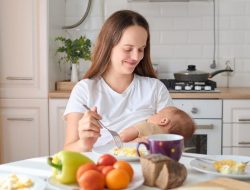 Bukan Lapar, Ini Alasan Ibu Menyusui Tiba-tiba Suka Makan Manis dan Asam