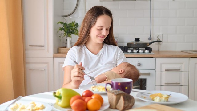 Bukan Lapar, Ini Alasan Ibu Menyusui Tiba-tiba Suka Makan Manis dan Asam