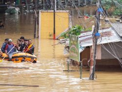 Cegah Banjir, DLH Jakarta Bersihkan Sungai dari Sampah Cegah Banjir, DLH Jakarta Bersihkan Sungai dari Sampah