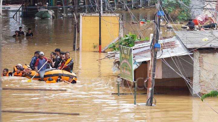 Cegah Banjir, DLH Jakarta Bersihkan Sungai dari Sampah