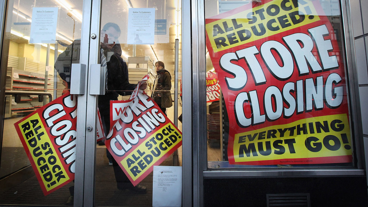Women’s Fashion Chain Shuts Dozens of Stores Without Bankruptcy