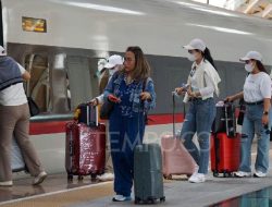 Kereta Cepat Whoosh Pecahkan Rekor 23 Ribu Penumpang di Akhir Pekan