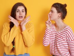 8 Pola Bahasa yang Mengungkap Kecerdasan Rendah, Menurut Studi Linguistik