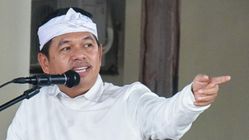 Berikut adalah rephrasing dari judul tersebut dalam Bahasa Indonesia yang lebih menarik dan tetap menjaga maknanya:

**”Tolak Pemekaran Jabar, Dedi Mulyadi: Rakyat Tak Butuh Provinsi Baru!”**

Jika ingin versi yang lebih singkat dan berimbas emosional:

**”Dedi Mulyadi: Rakyat Tidak Perlu Provinsi Baru di Jawa Barat!”**

Atau versi yang lebih tajam dan provokatif:

**”Pemekaran Jabar Diusulkan, Dedi: Rakyat Gak Butuh Provinsi Tambahan!”**

Silakan pilih yang paling sesuai dengan nuansa yang ingin disampaikan.