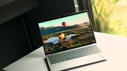 Laptop Travel Terbaik: Ringan, Tahan Banting, Baterai Tahan Lama