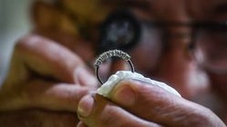 Harga Emas Galeri24 dan UBS di Pegadaian Turun Rp3.000 dan Rp18.000 per Gram