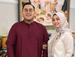 Tentu! Berikut rephrasing dari judul tersebut dalam Bahasa Indonesia yang lebih menarik dan tetap menjaga maknanya:

**”5 Sumber Cuan King Nassar: Dari Penyanyi Hingga Bisnis Kuliner, Nggak Heran Berani Naksir Ipar Syahrini!”**

Jika ingin versi yang lebih sensasional atau klikbait namun tetap relevan:

**”Bisnisnya Moncer, Ini 5 Pabrik Uang King Nassar yang Bikin Tega Naksir Ipar Syahrini!”**

Beritahu jika kamu ingin beberapa opsi lagi dengan nuansa berbeda (misalnya formal, santai, atau gaul).
