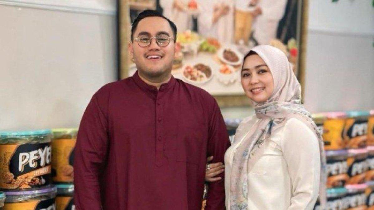 Tentu! Berikut adalah rephrased title yang lebih menarik, singkat, dan tetap menjaga maknanya dalam Bahasa Indonesia:

**”5 Sumber Uang King Nassar: dari Penyanyi hingga Bisnis Kuliner, Berani Naksir Ipar Syahrini!”**

Jika ingin nuansa yang lebih gaul atau klikbait namun tetap profesional, bisa juga menggunakan versi ini:

**”Nassar Punya 5 Pabrik Uang, dari Biduan hingga Kulineran! Berani Naksir Ipar Syahrini?”**

Berikan tahu jika ingin versi lebih formal atau lebih santai lagi!