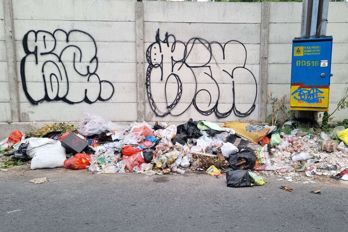 Warga Surabaya Dapat Rp200 Ribu Jika Laporkan Pembuang Sampah Sembarangan