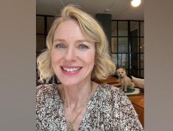 Naomi Watts Bagikan Tips Usai Menempuh Penerbangan Jarak Jauh Naomi Watts Bagikan Tips Usai Menempuh Penerbangan Jarak Jauh