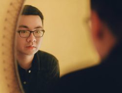 Tentu! Berikut adalah beberapa opsi rephrased title yang lebih menarik, singkat, dan tetap menjaga maknanya dalam Bahasa Indonesia:

1. **Cek 7 Contoh Kecerdasan Emosional yang Bisa Angkat Kariermu!**  
2. **Kecerdasan Emosional yang Bikin Karier Melesat, Ini Contohnya!**  
3. **7 Contoh EQ yang Wajib Kamu Kuasai untuk Sukses di Karier**  
4. **Mau Karier Cemerlang? Simak 7 Contoh EQ Ini!**  
5. **EQ Itu Kunci! 7 Contoh yang Bantu Majukan Kariermu**

Kalau kamu punya target audiens atau nuansa tertentu (misalnya formal, santai, inspiratif), saya bisa bantu sesuaikan lagi!
