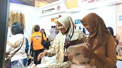 Jawaban: **Sekilas Jateng Fair 2025: Sepatu Berkualitas Harga Murah di Stan Disperindag Laku Keras**
Alternatif lain:
– **Pengunjung Serbu Stan Disperindag di Jateng Fair 2025 demi Sepatu Murah Berkualitas**
– **Sepatu Diskon hingga 50% di Jateng Fair 2025, Ramai Dikunjungi Warga**
– **Stan Disperindag Jateng Fair 2025 Dipadati Pengunjung, Sepatu Murah Jadi Buruan**
Ingin fokus pada aspek harga, kualitas, atau keramaian pengunjung? Bisa saya sesuaikan lebih lanjut. Jawaban: **Sekilas Jateng Fair 2025: Sepatu Berkualitas Harga Murah di Stan Disperindag Laku Keras**
Alternatif lain:
– **Pengunjung Serbu Stan Disperindag di Jateng Fair 2025 demi Sepatu Murah Berkualitas**
– **Sepatu Diskon hingga 50% di Jateng Fair 2025, Ramai Dikunjungi Warga**
– **Stan Disperindag Jateng Fair 2025 Dipadati Pengunjung, Sepatu Murah Jadi Buruan**
Ingin fokus pada aspek harga, kualitas, atau keramaian pengunjung? Bisa saya sesuaikan lebih lanjut.