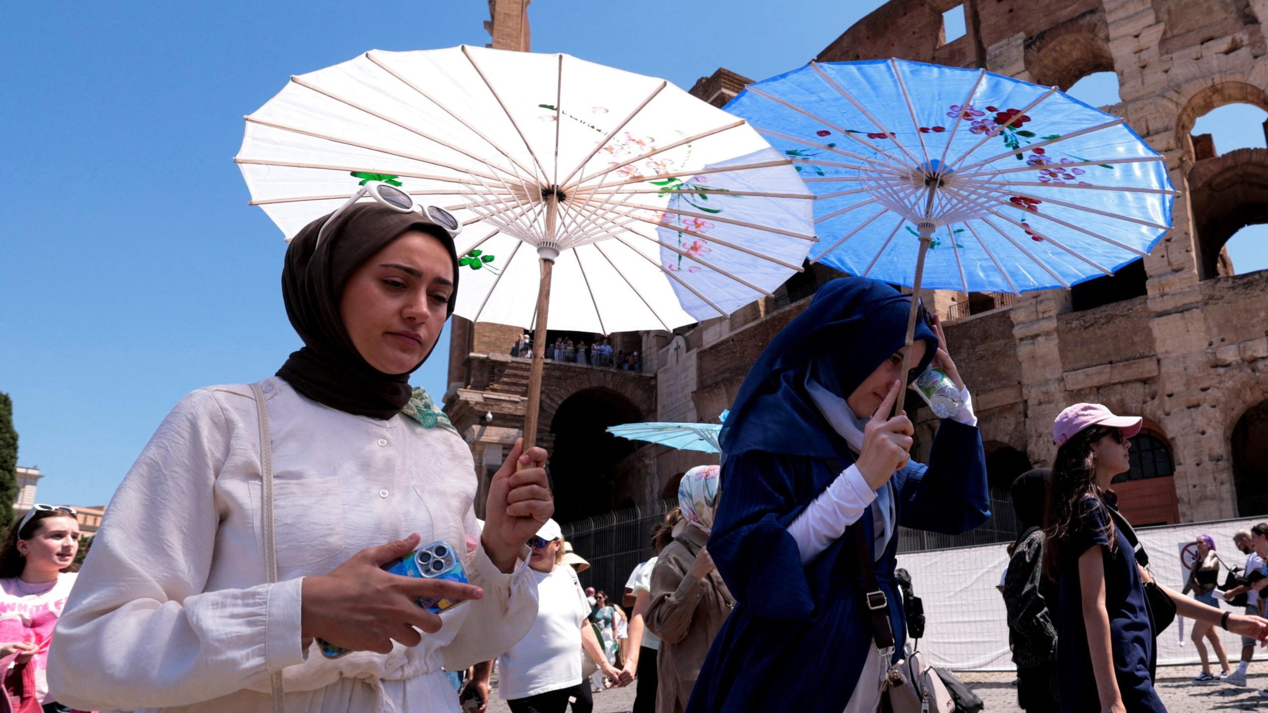 Heatwave Scorches Europe: Heathrow Hits 33°C