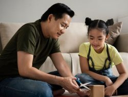 Cara Baru Mendidik Anak di Era Digital: Batasi, Latih, dan Bangun Koneksi Emosional Cara Baru Mendidik Anak di Era Digital: Batasi, Latih, dan Bangun Koneksi Emosional