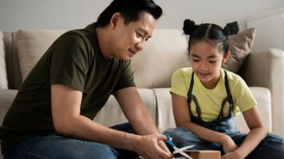 Cara Baru Mendidik Anak di Era Digital: Batasi, Latih, dan Bangun Koneksi Emosional