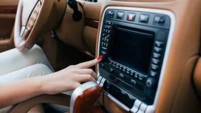 Mengapa Banyak Pengemudi Kesal dengan Tombol Digital di Mobil?