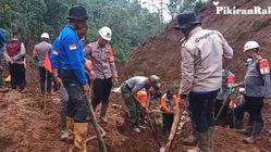 Cari Korban Longsor di Tenjowaringin Tasikmalaya Tertahan Medan Curam dan Tanah Lembek Cari Korban Longsor di Tenjowaringin Tasikmalaya Tertahan Medan Curam dan Tanah Lembek